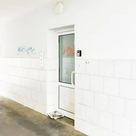 Schoene Mit Wlan Netflix Zugang * Magdeburg